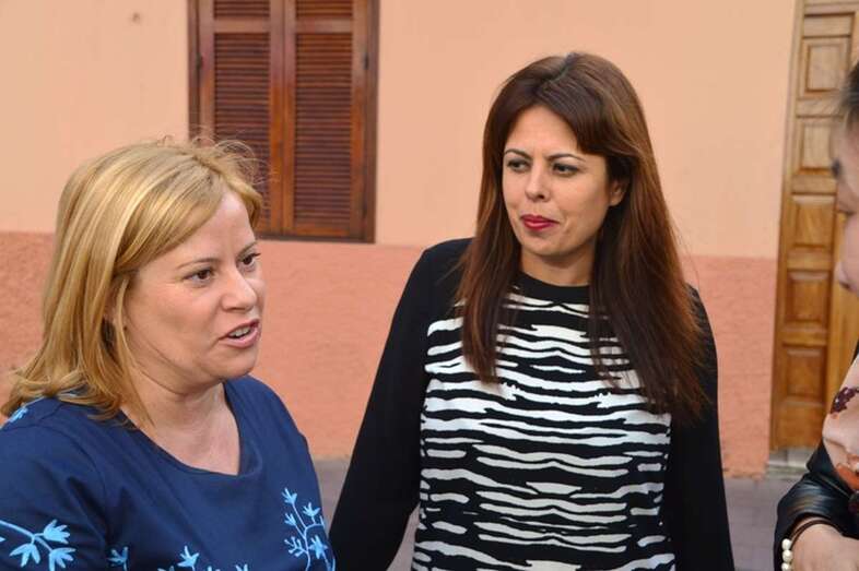 La consejera Minerva Alonso (d) junto a la presidenta de los comercios de Los Llanos, Mónica Muñoz, el día que se inauguró el tótem tecnológico (Foto TA)
